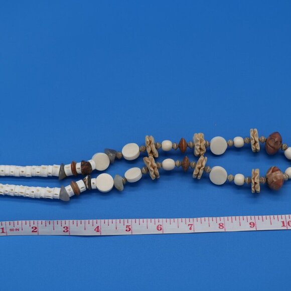 VNTG 22" with Approx. 3" Diameter Mother of Pearl Shell Necklace W/Screw Closure - Picture 7 of 7